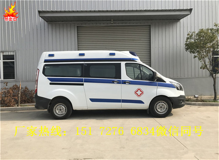 福特V362短軸中頂救護(hù)車(chē)