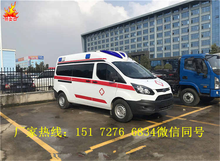 福特V362短軸中頂救護(hù)車(chē)